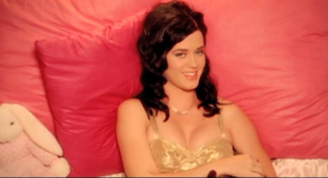 Кадры клипа Katy Perry - I Kissed a Girl 